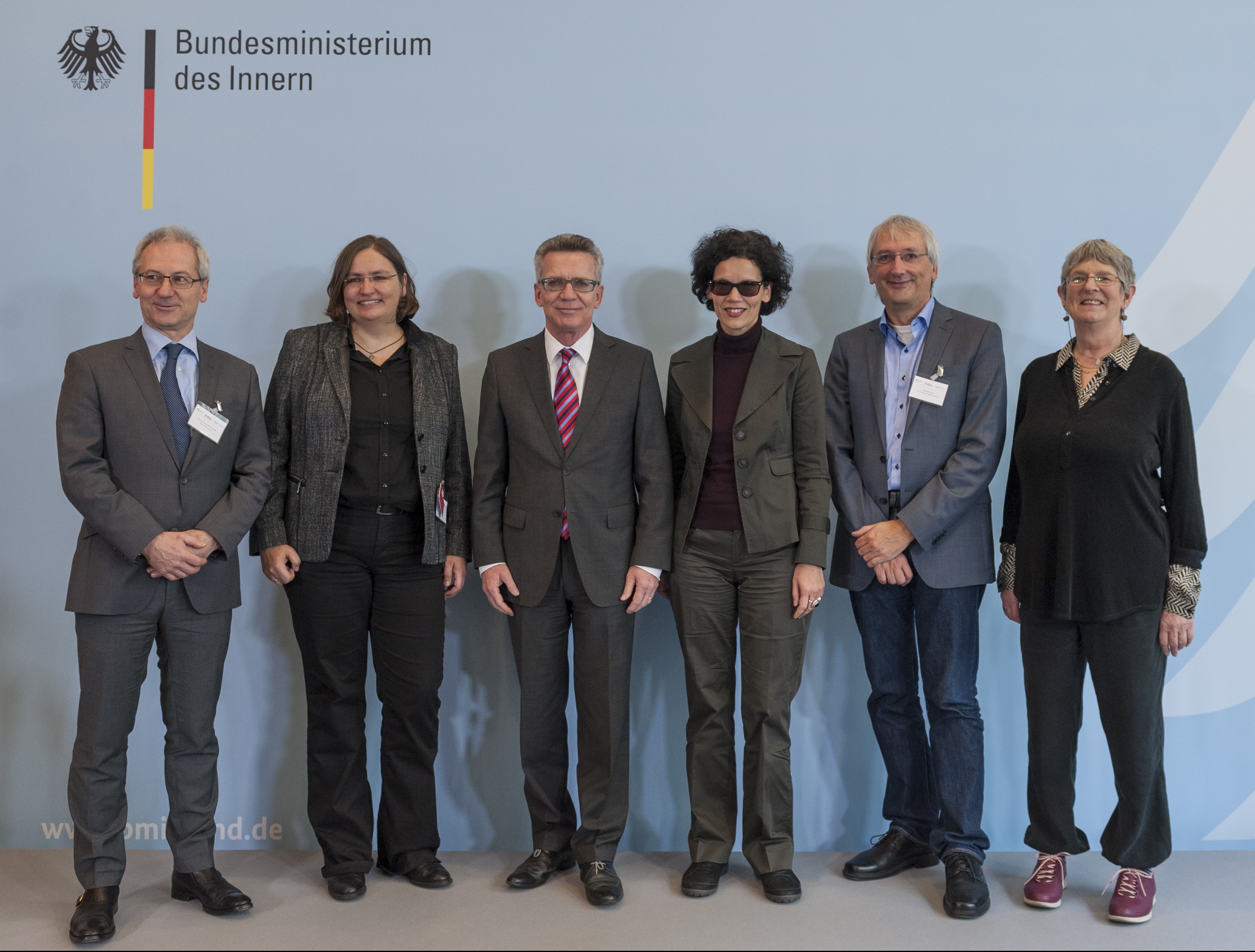 Bundesinnenminister Thomas de Maizière mit dem wissenschaftlichen Beirat bei der Fachtagung im BMI 